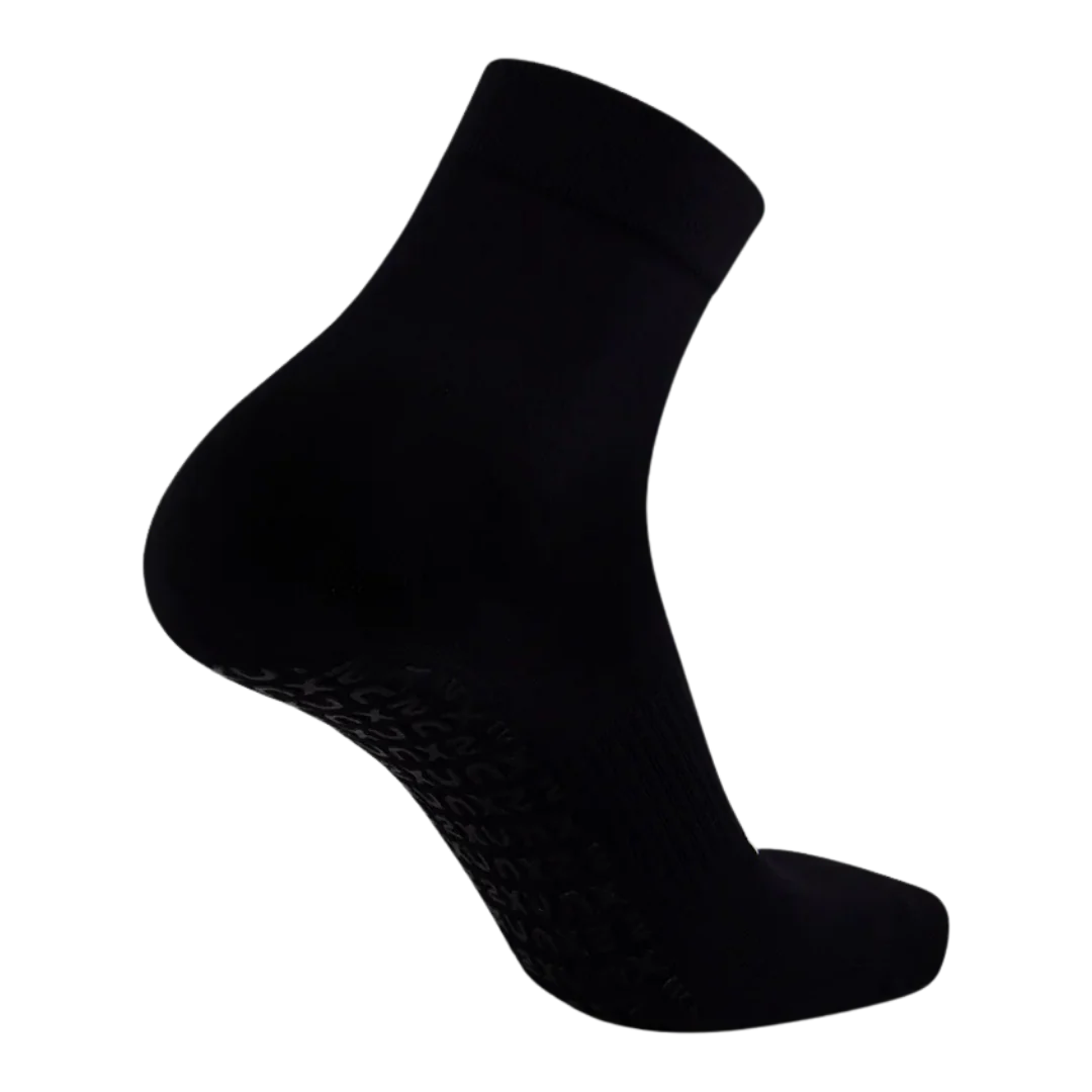 2XU - Performance Crew Grip Socks - Black/White - Image 2